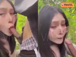 đi dã ngoại tiện đụ em ghệ ở trong rừng
