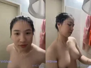 Gái vú ngon, vừa call với em gái vừa tắm