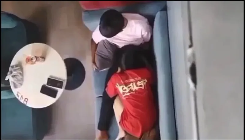 Quay lén em gái liếm mút cho em gái nơi công cộng